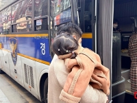 "살다 살다 경찰 수송버스 타고 결혼식에 가다니"