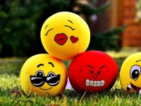 가벼워 보일 줄 알았는데…카톡 이모티콘 쓰면 호감도 높아진다