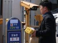 정부 '민간 차량 5부제' 카드 만지작…수요 억제냐, 시장 왜곡이냐