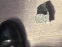 "지붕 뚫고 침실로" 美텍사스 주택에 운석 파편 낙하 '아찔'