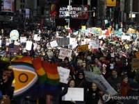 "왕은 없다"…美안팎서 800만명 反트럼프 역대 최대 시위