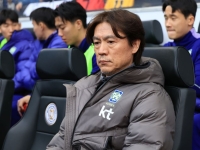 "전술은 없고 감독 연봉만 높아" 홍명보호 완패에 축구계 안팎 비판 폭발