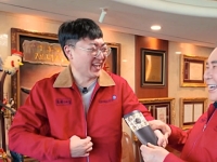 '前 충주맨' 만나 치킨 1000마리 쏜 BBQ 회장…"잘 먹었습니다" 쇄도