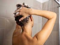 "서서 샤워기 물 맞고 있지 마"…중동전쟁 불똥이 日 동네 목욕탕까지