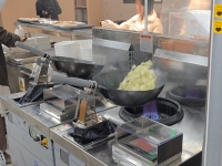 "나는 비빔로봇입니다"…주방 취업한 로봇들