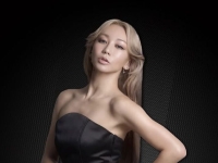 "35세 넘으면 양수 썩는다" 발언 가수, 43세 임신에 日 '갑론을박' 