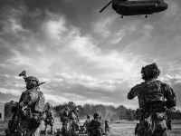 "쓰러진 전우 버리지 않는다"…최강 네이비실, '라이언 장교' 구출 작전