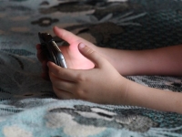 "삼성전자 유튜브, 엄만 꿈에도 모를걸"…'성인물' 너무 쉽게 뚫리는 키즈폰