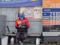 기름값 눌렀더니 수요 줄었다…주유소 판매량 '뚝'