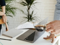 "밤에 절대 마시지 마세요, 여자는 특히"…충동성 높이는 '이 음료'