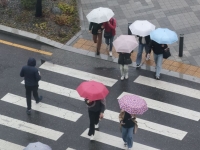 서쪽 지역에 천둥·번개 동반 소나기…"우산 챙기세요"