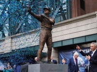 "리베라 왔나?"…이치로, 동상 제막식서 배트 '뚝' 해프닝