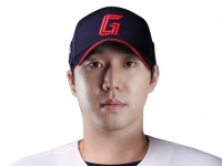 "타이어보다 더 뚱뚱" 도박 논란에 팬 외모 비하까지…롯데 팬심 '싸늘'