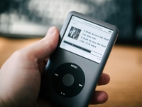 "스마트폰 대신에" 중고가 90만원 찍었다…Z세대 소환에 인기 폭발한 '이것'