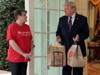 맥날 배달원에 '100달러 팁' 주고 즉석 기자회견…트럼프 "연출 아닌데"