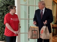 맥날 배달원에 '100달러 팁' 주고 즉석 기자회견…트럼프 "연출 아닌데"