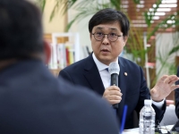 최휘영 장관 "홀드백, 민관 협의체서 지혜 모아야"