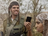 웃고 있는 이스라엘 군인, 떨고 있는 여성…伊잡지 사진에 전세계 '경악'