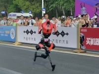 中 휴머노이드, 하프마라톤 50분대 완주…인간 세계기록 깼다