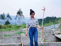 "사무직 그만두고 年 2억원 넘게 벌어요"…뱀 고기 파는 30대 中여성