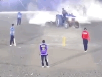 국민스포츠 결승전이 순식간에 쑥대밭…경기 초대 못 받자 트랙터로 경기장 난입한 인도 정치인