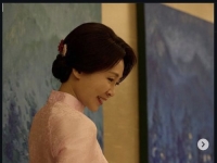 분홍빛 '아오자이' 선물 받은 김혜경 여사 "한·베 관계 더 깊고 풍요롭게"