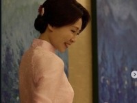 분홍빛 '아오자이' 선물 받은 김혜경 여사 "한·베 관계 더 깊고 풍요롭게"