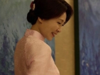 분홍빛 '아오자이' 선물 받은 김혜경 여사 "한·베 관계 더 깊고 풍요롭게"