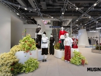 옷 사러 왔다가 노래 한 곡 하고 시력 검사까지…무신사 메가스토어 성수 가보니