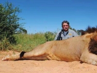 사냥하러 아프리카 갔다가 코끼리에 짓밟혀 사망한 美백만장자