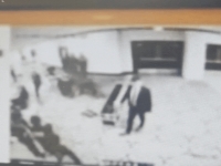 쏜살같이 무기 들고 보안 검색대 돌파 시도…트럼프 "처음엔 쟁반 떨어진 줄"