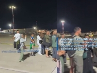 "당장 비행기 멈춰" 출입국 지연에 분노한 승객들, 활주로까지 점거