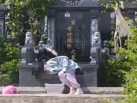 "여기서 자고 싶어"…조부모 묘소 지키는 소녀 사연에 누리꾼 '감동'