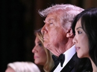 '탕' 총성에도 침착…트럼프 옆자리 기자에 찬사 쏟아져