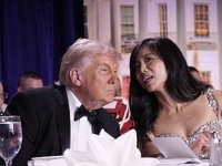 '탕' 총성에도 침착…트럼프 옆자리 기자에 찬사 쏟아져