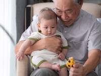 "산후조리원은 내 카드로 결제해라"…손주 안겨주자 할아버지 지갑 '활짝'