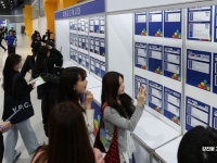 직장인 52% "AI 도입 후 채용 줄었다"…업무량은 그대로이거나 늘어