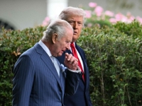 백악관 트럼프 책상에 담긴 미·영 146년 우정…찰스 3세 선물의 정체