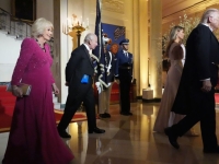 백악관 트럼프 책상에 담긴 미·영 146년 우정…찰스 3세 선물의 정체