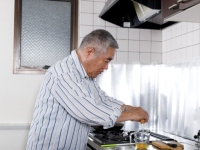 한 달에 두 번만 먹어도 '효과'…중년 남성들 먹은 '이것' 치매 위험 갈랐다