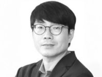 [수담(手談)] 과거에 묶인 자, 미래를 두는 자