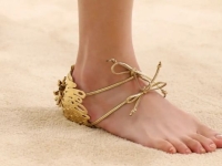 "신은 것도 안 신은 것도 아니야" 샤넬 '반쪽 신발' 엇갈린 평가