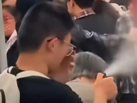 "물 좀 달라" 승객들 눈 못 뜨고 구토…中 지하철 최루액 무차별 난사에 아수라장