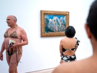 "명화 보러 갔다가 놀랐다"…비키니 입고 몰린 사람들