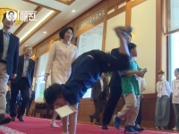 대통령 부부도 놀랐다…깜짝 '옆구르기' 선보인 초등학생
