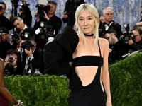 "76세 맞아? 40대인 줄"…파격 드레스 입고 나타난 '최강동안' 베라 왕
