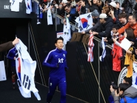 손흥민 올 시즌 연봉 166억원 받는다…'연봉킹' 메시는 423억원