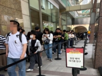 "한국인 일상 너무 부러웠다"…아침부터 명동 한복판에 줄 선 외국인들[르포]