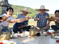 이앙기 몰고 모내기 체험…李대통령 "생각보다 잘하죠"