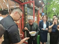 '베이징 먹방 스타' 젠슨 황, 이번에도 中 길거리서 짜장면 즐겨